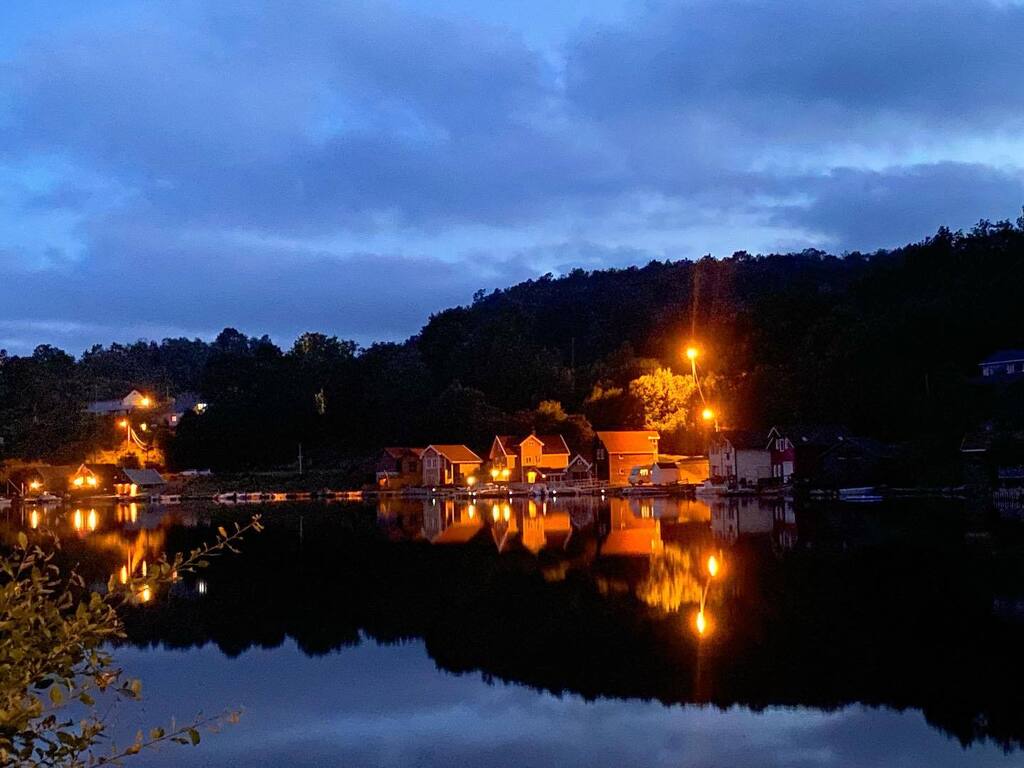 Sreblov's tweet photo. Terug op een camperplaats die we ook in 2017 bezochten #sreblovontour #visitnorway #nightphotography #noorwegen🇳🇴 https://t.co/9p3khBPkI9 https://t.co/fSx5R1lov8