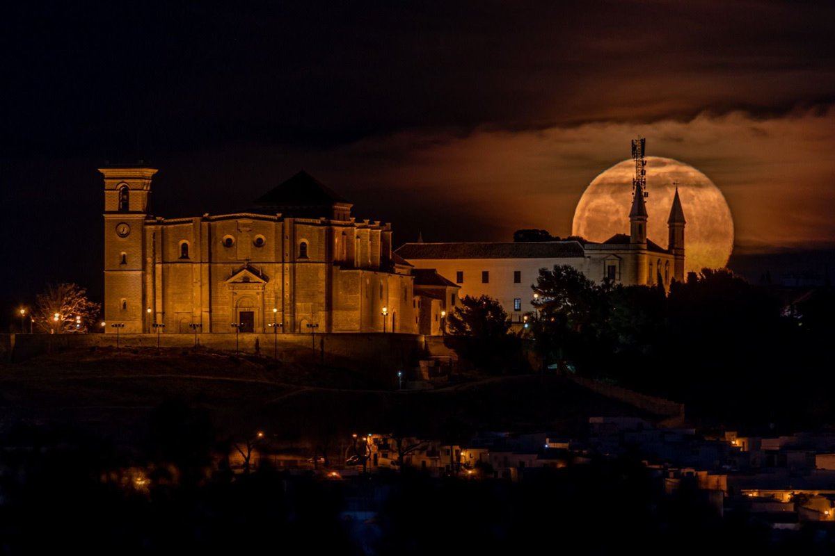 Luna llena de agosto en la Villa ducal de Osuna, todo un espectáculo para los sentidos.