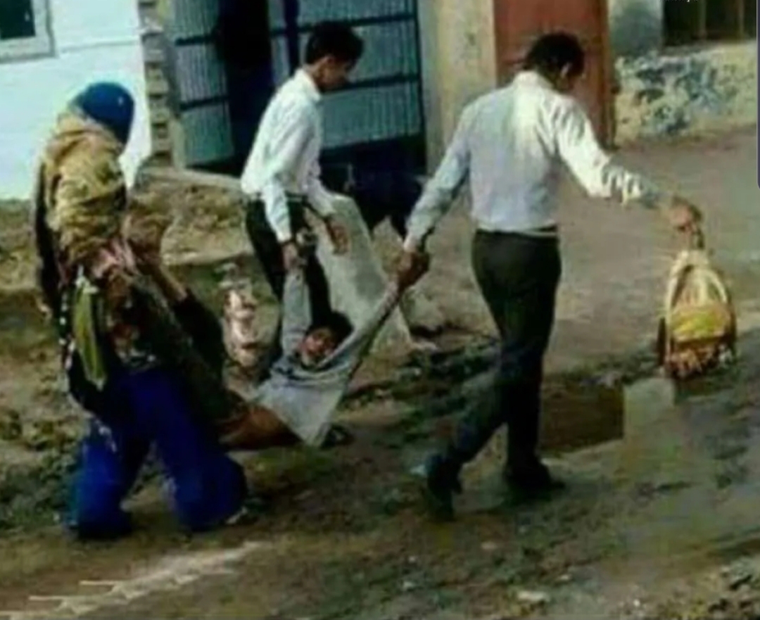 MD__SANII's tweet photo. This is how legend go to school.🤣😂
#WhatsApp #privacytool https://t.co/wZMmTluxKT