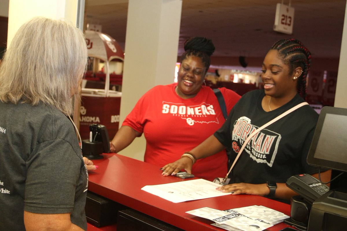 OU_HRL's tweet image. Wow! #OUMoveIn22 is over. We'd like to give a special thank you to our volunteers, faculty and staff for their relentless dedication and support! 🙌