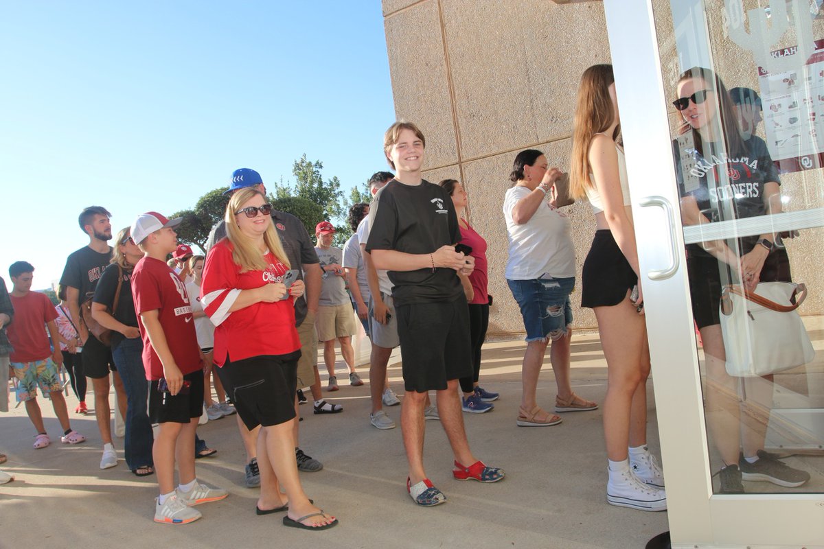 OU_HRL's tweet image. Wow! #OUMoveIn22 is over. We'd like to give a special thank you to our volunteers, faculty and staff for their relentless dedication and support! 🙌