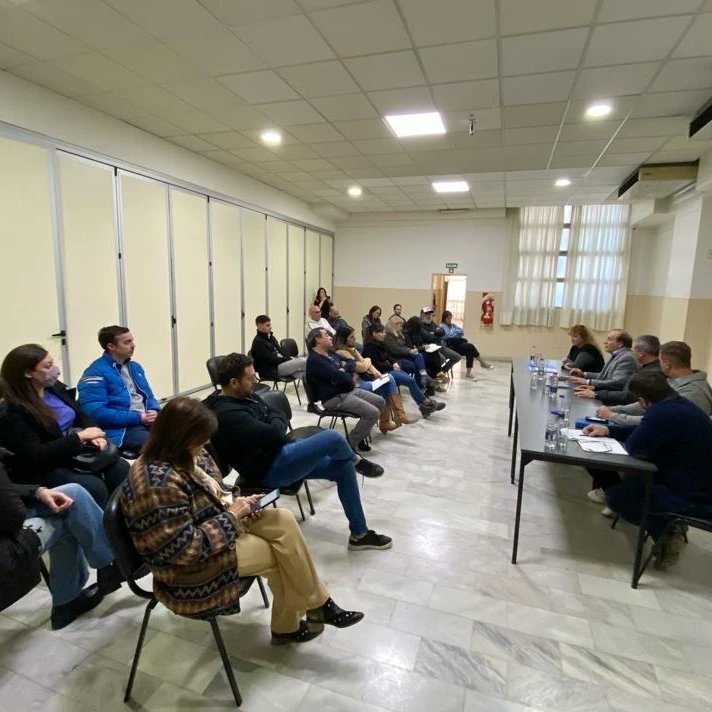 CamaradeLomas's tweet photo. Tuvo lugar en la Cámara una reunión con empresarios de la región para difundir el programa #TeSumo, que ofrece atractivos beneficios.
Su objetivo es promover que las PYMES que contraten jóvenes se vean beneficiadas con una reducción de contribuciones patronales https://t.co/fXwsmyLd9g