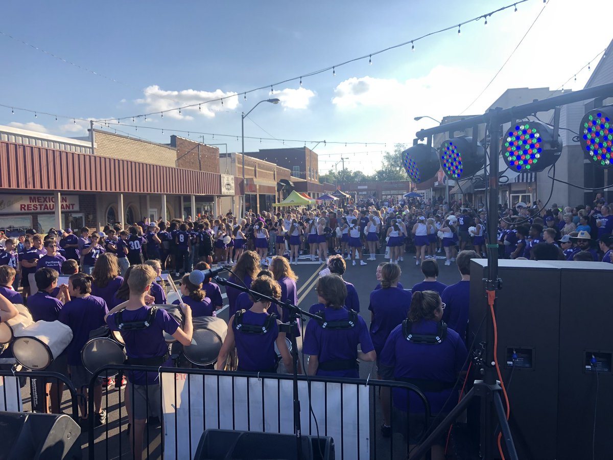 Ceddypants's tweet photo. Just flew my drone over all these people.
Talk about nervous.
But no crashes, no mishaps of any kind. All good, which is all I can hope for. #drone #videography #editfrog https://t.co/jjnVIpm1c0