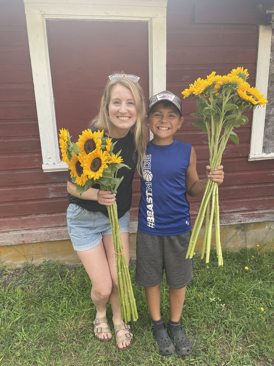 Hughes5thGrade's tweet photo. I’m a lucky lady!! Got to visit Second Nature Farm AND take home a ton of fresh veggies. Thank you again Carvalho family for the tour and goodies! 💗 @MrsCorreiraHAY https://t.co/7j8PpU2CQW