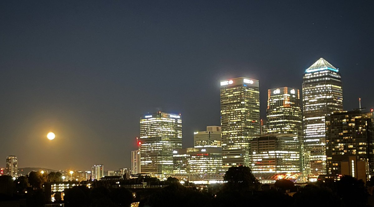 LisaSCx's tweet image. #SturgeonMoon 🌕 #CanaryWharf