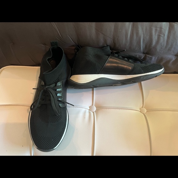 gemstone1205's tweet photo. So good I had to share! Check out all the items I'm loving on @Poshmarkapp from @roamingreseller #poshmark #fashion #style #shopmycloset #rudsak #tahari #underarmour: https://t.co/xXSwqzcbNn https://t.co/bMCiuzCJ8G