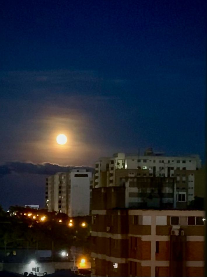 #11Ago La luna llena vista desde el este de la ciudad. Buenas condiciones atmosféricas para observar desde cualquier punto dónde te ubiques. Preparen sus cámaras y a retratar desde donde te encuentres. 😁 Antes que la nubosidad baja la oculte.🌕 📸 @jcbustillos
