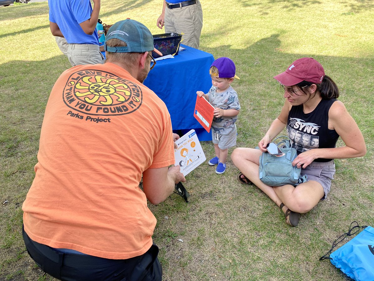 Children1st_SLP's tweet photo. Dinner's on at Ainsworth Park! Head over until 8pm for music, activities and.....FREE BOOKS! #SLPREADFEST https://t.co/pvJN1W0VTU
