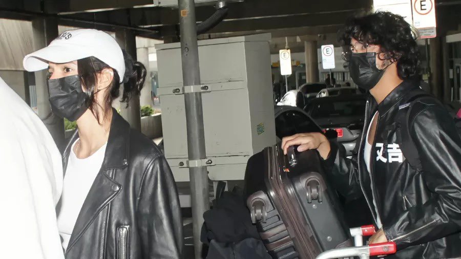 PortalBruvassi's tweet photo. 📸| Bruna Marquezine e Xolo Mariduena hoje no aeroporto de São Paulo https://t.co/JKAIbqjaUe