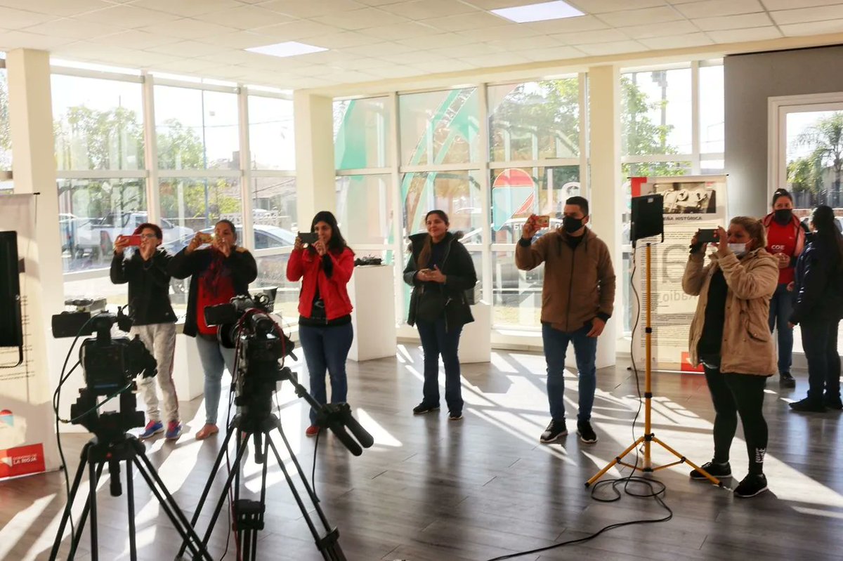 festipeques's tweet photo. Las y los peques a full en @RTR_Canal_9 🤩

Nuestros medios públicos son también un espacio para que muestren su talento y lo que aman hacer 💕

De yapa te mostramos en la última foto, a las mamis y papis muy orgullosos de sus peques ❤️ https://t.co/x7zo7wCCZ1