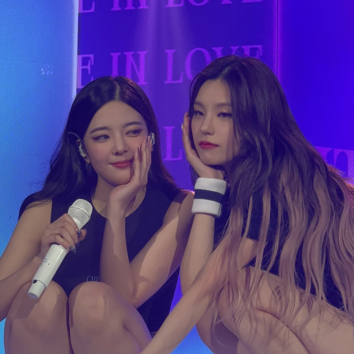yejisuarchive's tweet photo. yejisu are so pretty in real life https://t.co/1cdzuBcs9E