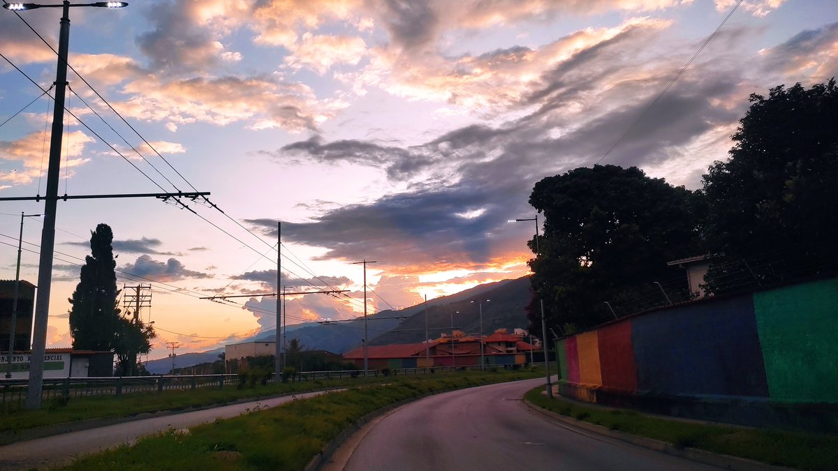 El cielo visto desde Mérida hoy #11Ago en distintas horas del día. 

(Postales para tus estados e stories) 

Fotos: @FedericoYanez