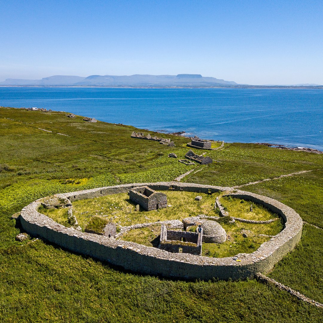 lorraineelizab6's tweet photo. 12 Aug: St Mo Laisse/Laisrén son of Declán of Inis Muiredaig/#Inishmurray #Sligo. Founded it 6th C? Confessor of St Columba/Colmcille after Battle of Cúl Dreimhne/The Book. Attacked by Vikings 795, 807. Monks abandoned island; uninhabited until prob 12th C https://t.co/aRrgUwl0PF https://t.co/5Cvmrtc5E1