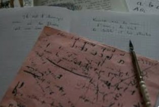 Couché sous ma main
Rose et doux
Il boit mes pensées à la source
Il absorbe le son des astérisques éclaboussées
Il mémorise les pattes de mouche
Éponge l'encre qui saigne
Pétri de cochenille
De prose passe aux vers
Rouge au cœur
Me donnant à lire
De mots renversés

Bavard buvard