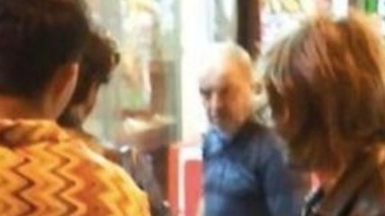 habercontext's tweet photo. Dünyanın en tanınan rock gruplarından biri olan Arctic Monkeys üyeleri Beyoğlu’nda bir bakkalın sözlü saldırısına uğradı. https://t.co/HsXT4iD9ie