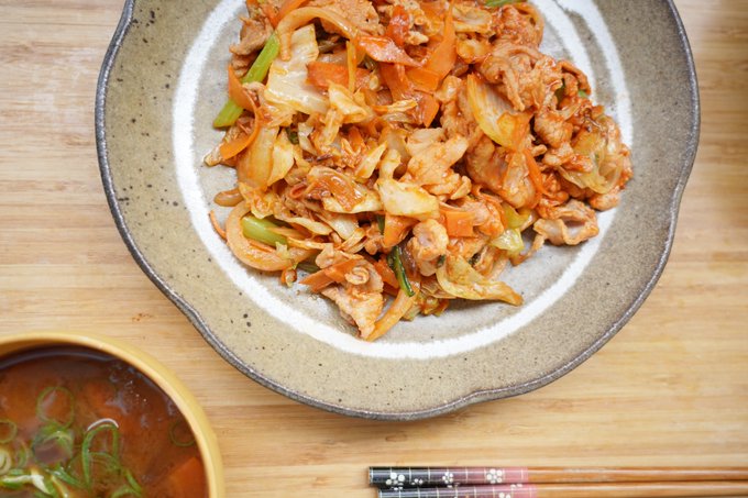 コチュジャンの野菜炒めを作ってみたよ。初めてお酒に豚肉を3分ほど漬けて水気を切って小麦粉をなじませてみたけど、もっと早くからやっとけば良かった～あいのは料理レベル1から2に上がった 