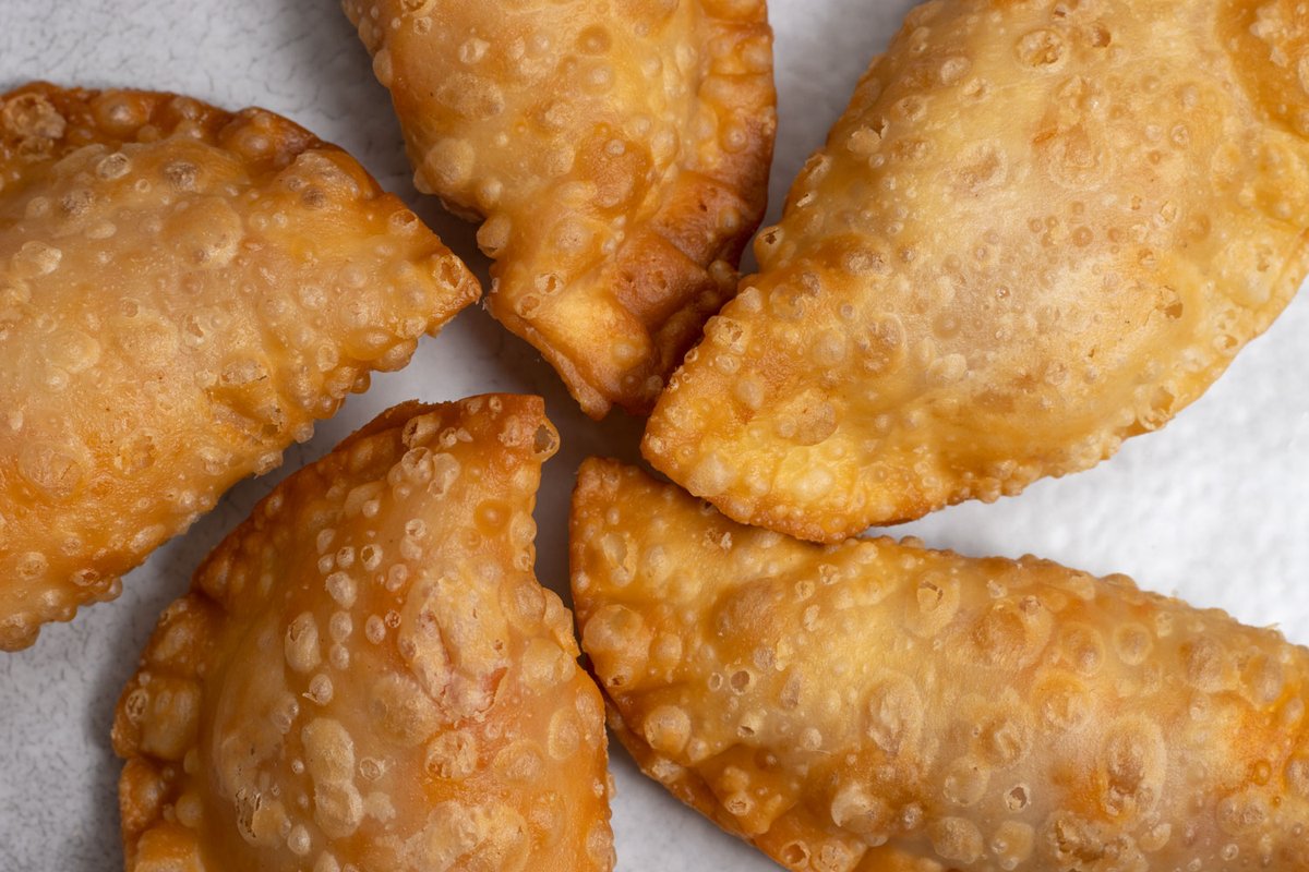 We have a new addition to the #Spanish #Tapas family: #homemade #pasties, the Spanish classic #empanadillas filled with tuna and #ratatouille (#pisto), and a #vegan one without tuna. You can purchase pouches of 10 big or 15 small frozen pasties: spanish-tapas.com.au/product/empana…
