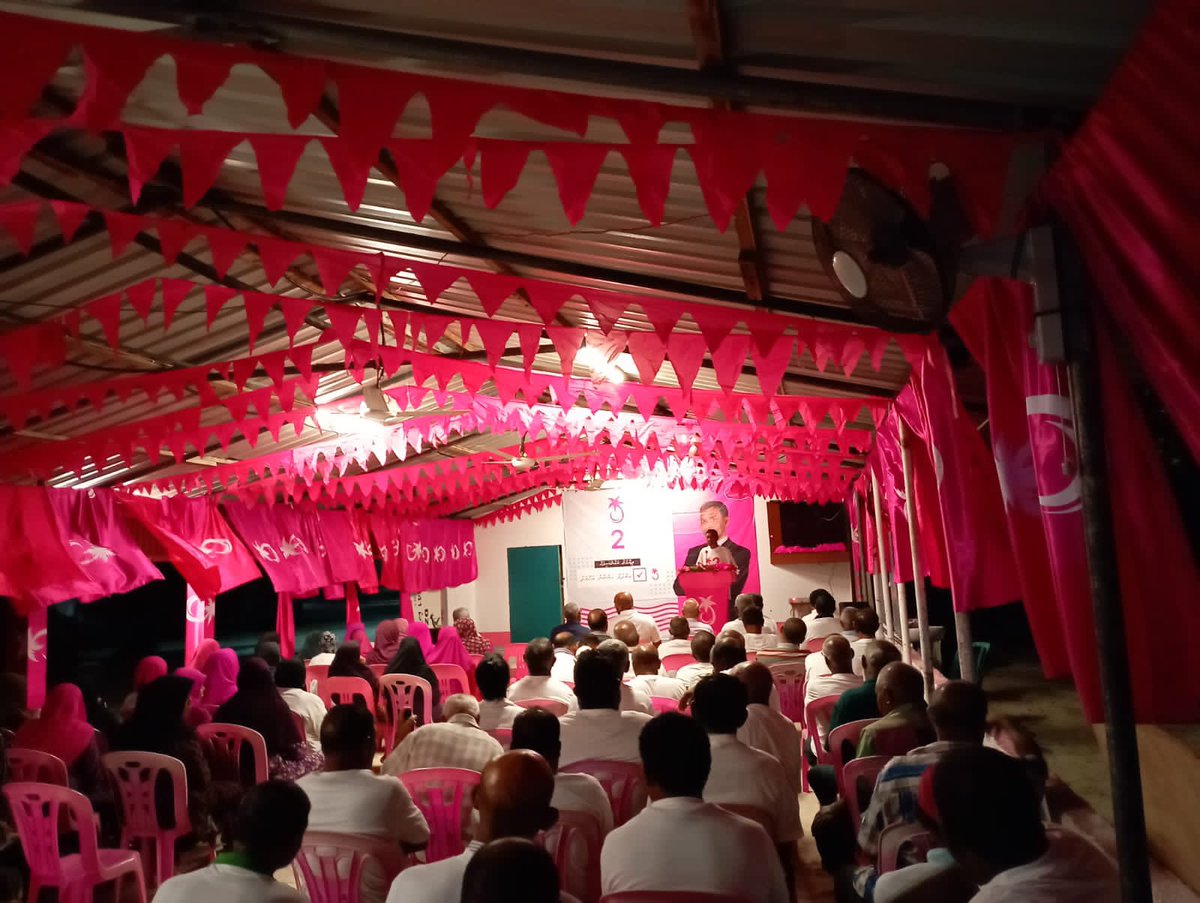 IbrahimShujaau's tweet photo. ދިއްގަރު ކައުންސިލުން ހުސްވެފައިވާ ގޮނޑީގެ ބައި އިލެކްޝަންގައި@ProgressPartyMV އިން ވާދަކުރައްވާ ޢަބްދުލް ޙަންނާނު އަހްމަދު،ކެނޑިޑޭޓް ނަންބަރ:2✔️ އަށް ތާޢީދު ހޯދުމަށް ރޭ ދިއްގަރުގައި ބޭއްވި ޖަލްސާގެ ތެރެއިން.
#VotePPM #MeeMageyRaajje #VoteHannaan #Tick2
#RY2023 https://t.co/a5VOHqYgYT