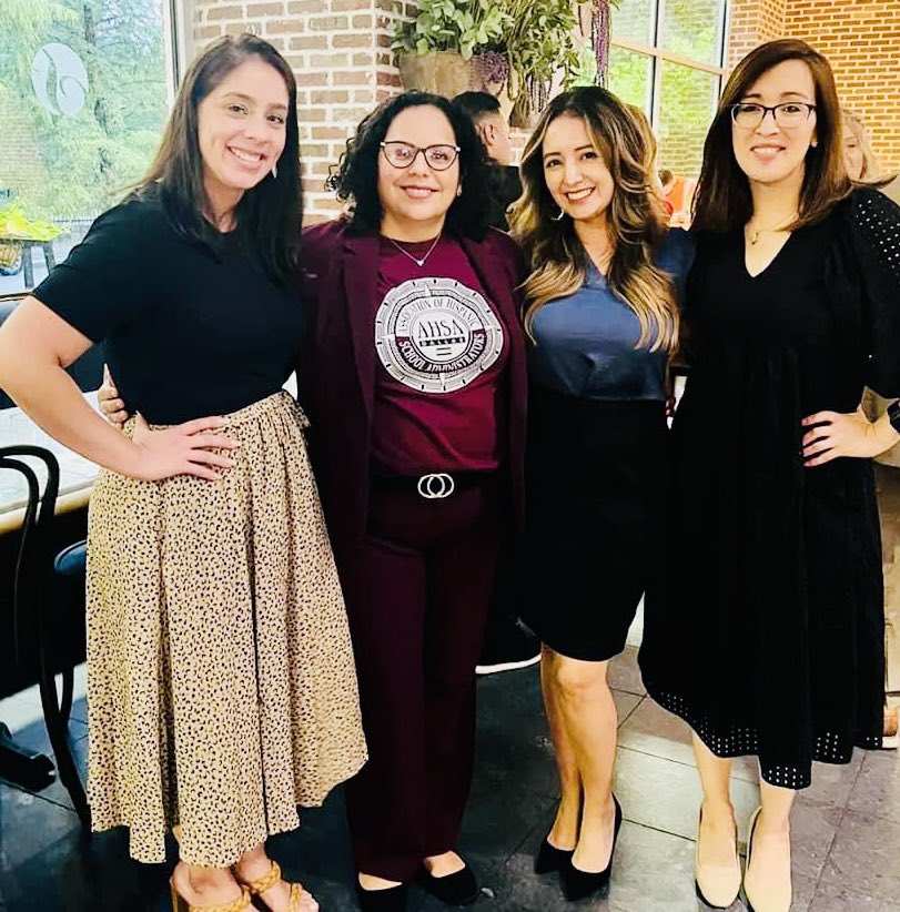 livmsantos's tweet photo. Celebrating the new school year and our new Superintendent @DallasISDSupt with @ahsadallas. Felicidades, Dr. Elizalde❤️! #ThisIsHome #latinaleaders #goldenchanclas #rubyredslippers @N_Bernardino @dailydose_jess https://t.co/TXQ41ebNqu