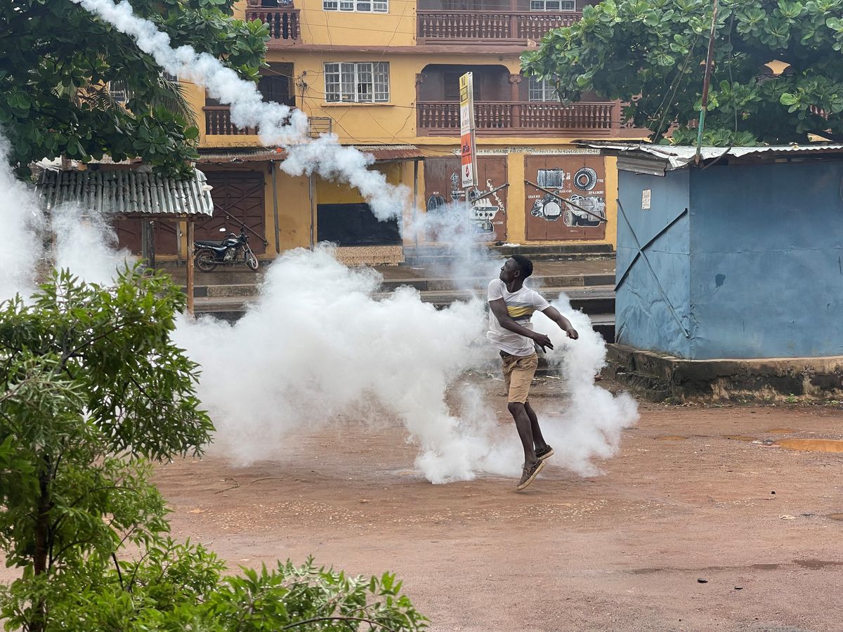 #riseandshine with <a href="/AurelieKalenga/">Baboushka</a> Sierra Leone has announced a nationalwide curfew in response to anti-government protests. Dozens have died in the violent protests on Thursday #sabcnews