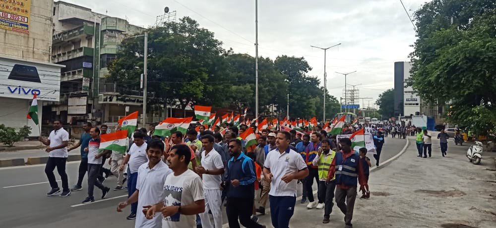 Patriotic fervour engulfs Hyderabad as Thousands of civilians,industry members,police officers and their wards participated in the freedom run organised at all police stations of Hyderabad City as part of Swatantra Bharatha Vajrotsava Dwisapthaham celebrations.