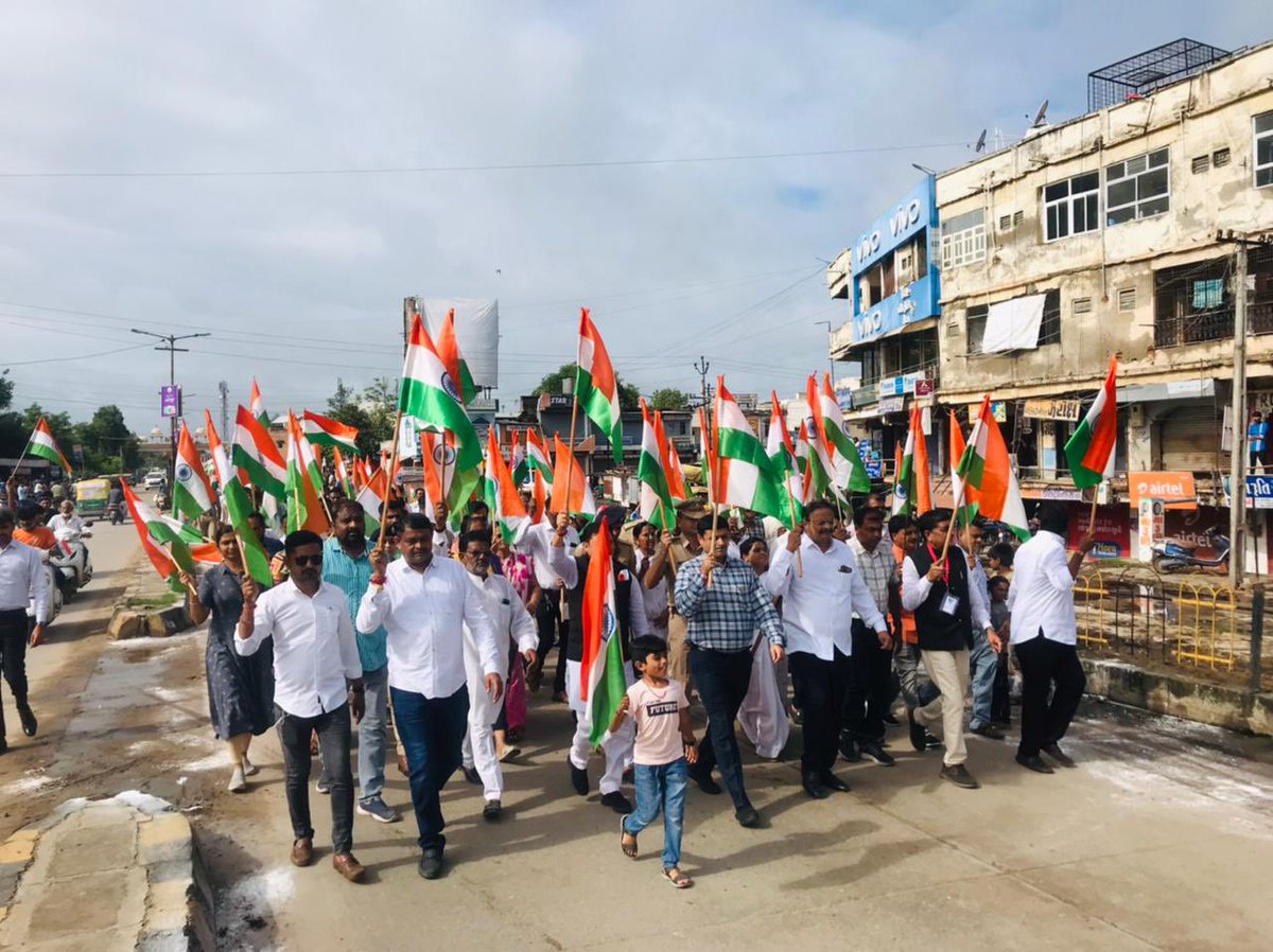 ખેડા તાલુકા સેવા સદન ખાતે આજરોજ #HarGharTiranga અભિયાન ના ભાગરૂપે માન. સાંસદશ્રી દેવુસિંહ ચૌહાણજી ની ઉપસ્થિતિ મા તાલુકા વહીવટી તંત્ર દ્વારા તિરંગા યાત્રા યોજાઈ, નગરજનો એ આ પાવન અવસર ની ઉજવણી માં ઉત્સાહભેર ભાગ લીધો.<a href="/DDO_Kheda/">DDO KHEDA</a> <a href="/devusinh/">Devusinh Chauhan</a> @mahitinadiad <a href="/pkumarias/">Pankaj Kumar</a>