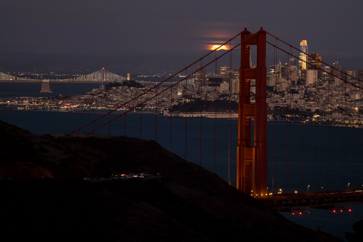 dspitz's tweet image. Right place, right time...
#supermoon #SanFrancisco #GoldenGateBridge