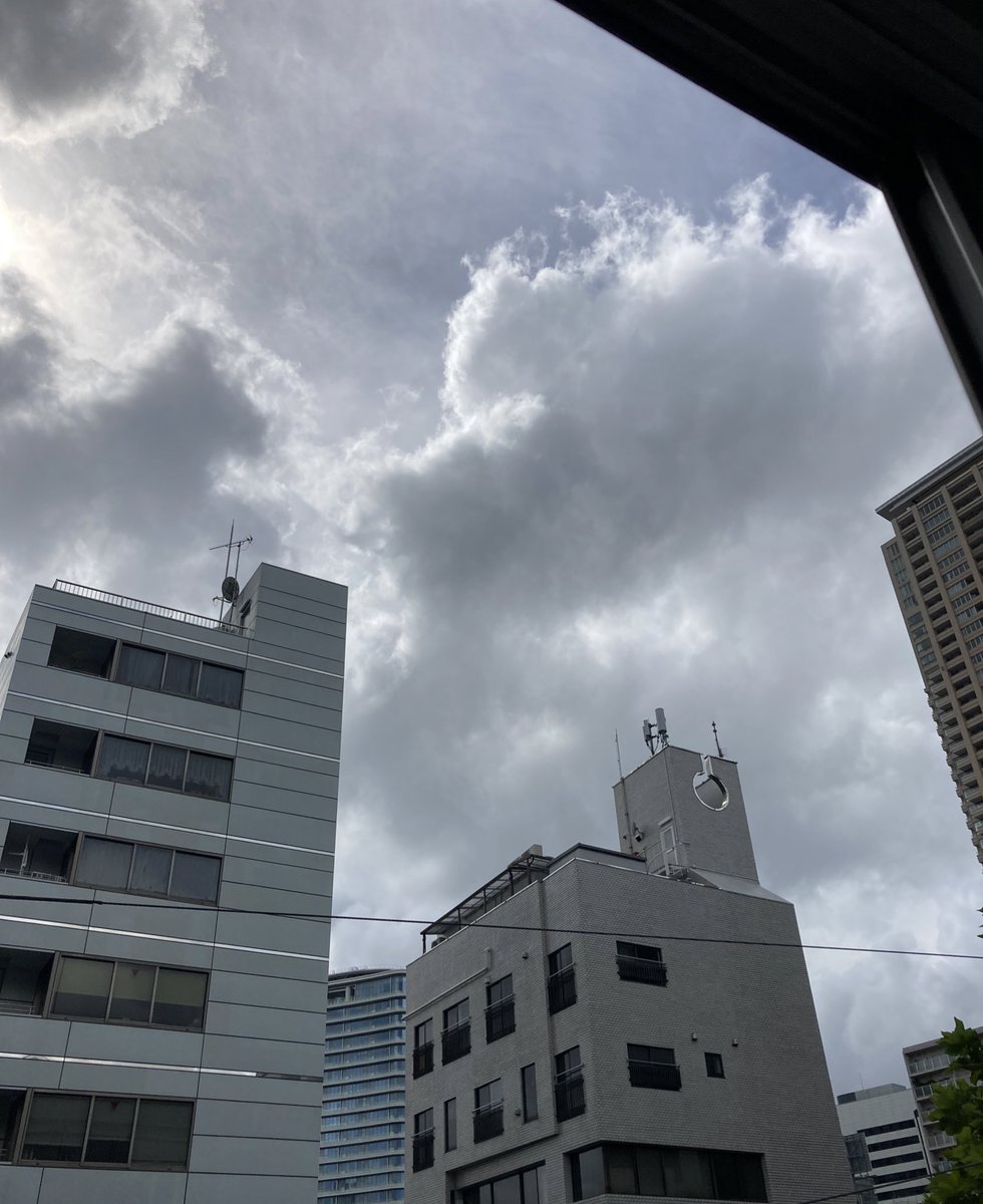 JCOS_20050607's tweet photo. 台風が近づいて来ていますね！
青山一丁目駅付近は現在はやや曇り気味。
先程はお天気雨が降ったりと不安定な空模様です💦
本日は台風に備えて少し買い溜めして帰ろうと思います😌 https://t.co/gAhLQEIqja