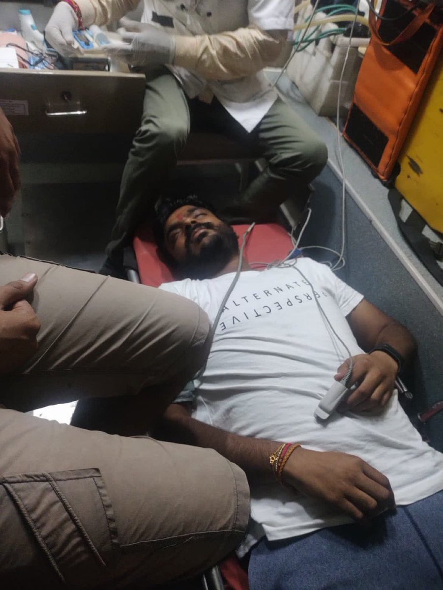 We stand in solidarity with our Veterinary doctors who are fighting against the Inequality in the Stipend provided by Gujarat . The <a href="/CMOGuj/">CMO Gujarat</a>  should come forward and address the legit demands of the students.

Hats off to our Heros🫂
#indefinite_hunger_strike