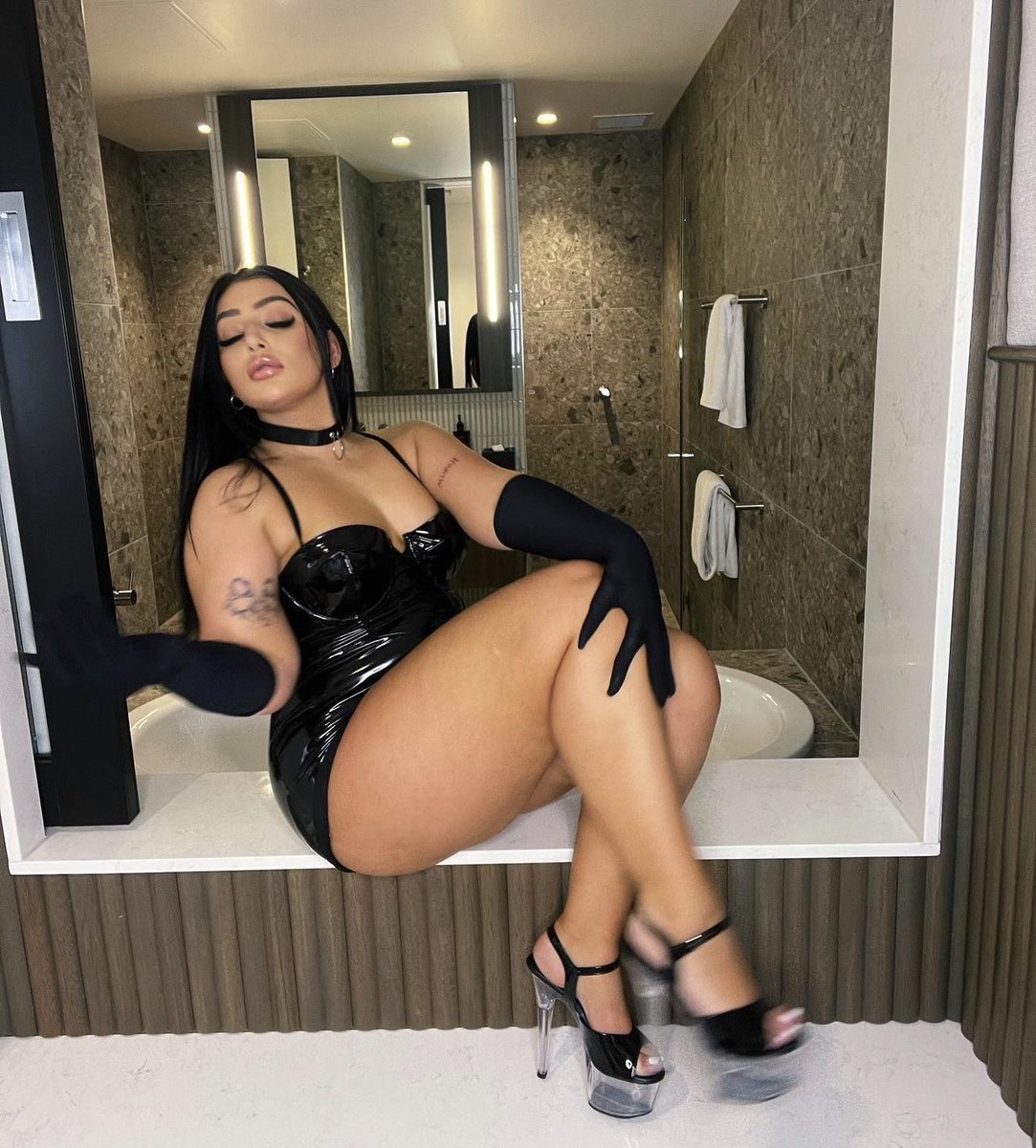 thiccyxx's tweet photo. Here to financially dominate you #paypigmaster #findom #dominantfemale #findommaster #sdh https://t.co/TBIcgFmWT9