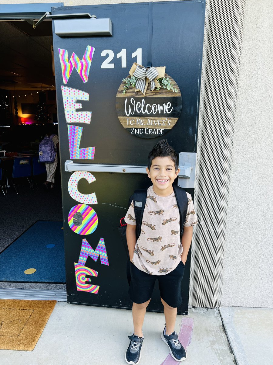 GuidingOutcomes's tweet photo. My 2nd &amp; 4th grader had a fantastic first day of school today!So grateful for the warm welcome today, &amp; are excited to have an old friend @APBishop89 as our #Principal!! It’s going to be a great year of growth, community and fun learning @visaliausd! #bestfirstday #happymom https://t.co/tE7v2yX2DA