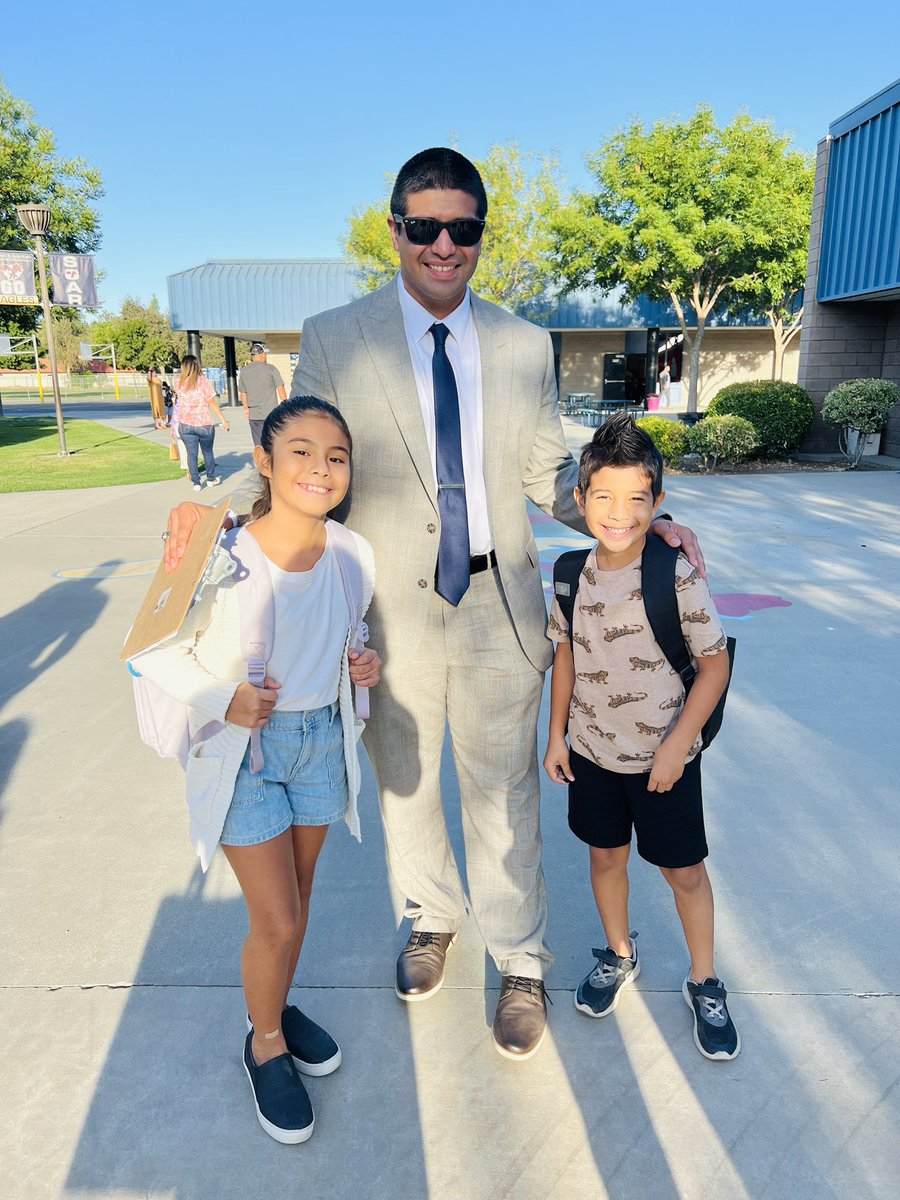 GuidingOutcomes's tweet photo. My 2nd &amp; 4th grader had a fantastic first day of school today!So grateful for the warm welcome today, &amp; are excited to have an old friend @APBishop89 as our #Principal!! It’s going to be a great year of growth, community and fun learning @visaliausd! #bestfirstday #happymom https://t.co/tE7v2yX2DA