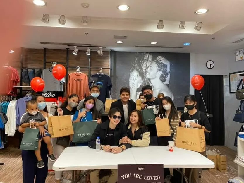 Jhinggggg_'s tweet photo. Thankyou for the treat! @jaiyieee @AgassiChing #wearmossimo  Grabe na talaga kayo! 🥺🥰❤️ Iloveyou 😘 Sobra ko kayong naaappreciate! Thankyou din kiya @SiMattNicolai grabe ka pinaiyak moko kagabi hahaha 🥺😘 seeyou soon again! 🤗 https://t.co/m7vQsdnsOJ