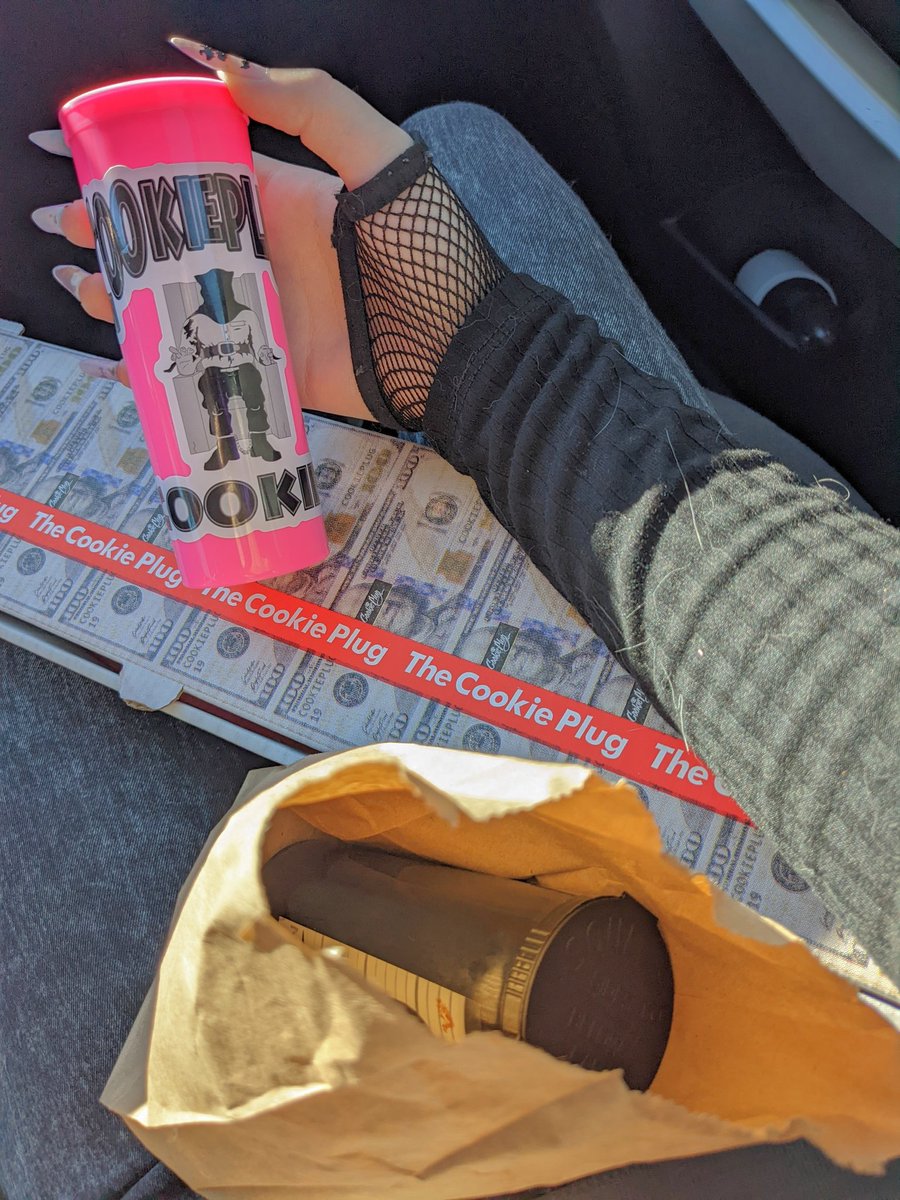 PrpleGltterEter's tweet photo. Covered in cat hair but got cookies 🙂✨
#thecookieplug https://t.co/ziURUsG104