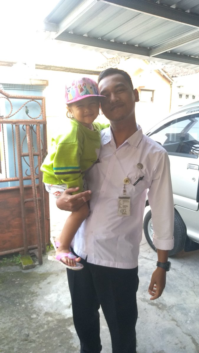 sigit_wicaks's tweet photo. pokoke mau beli topi di pasar yg warna pink gambar princess...

*dulu Bapak belinya topi Tersayang, Kak, yg warna biru 🤣🤣🤣 https://t.co/bZS5iKed1f
