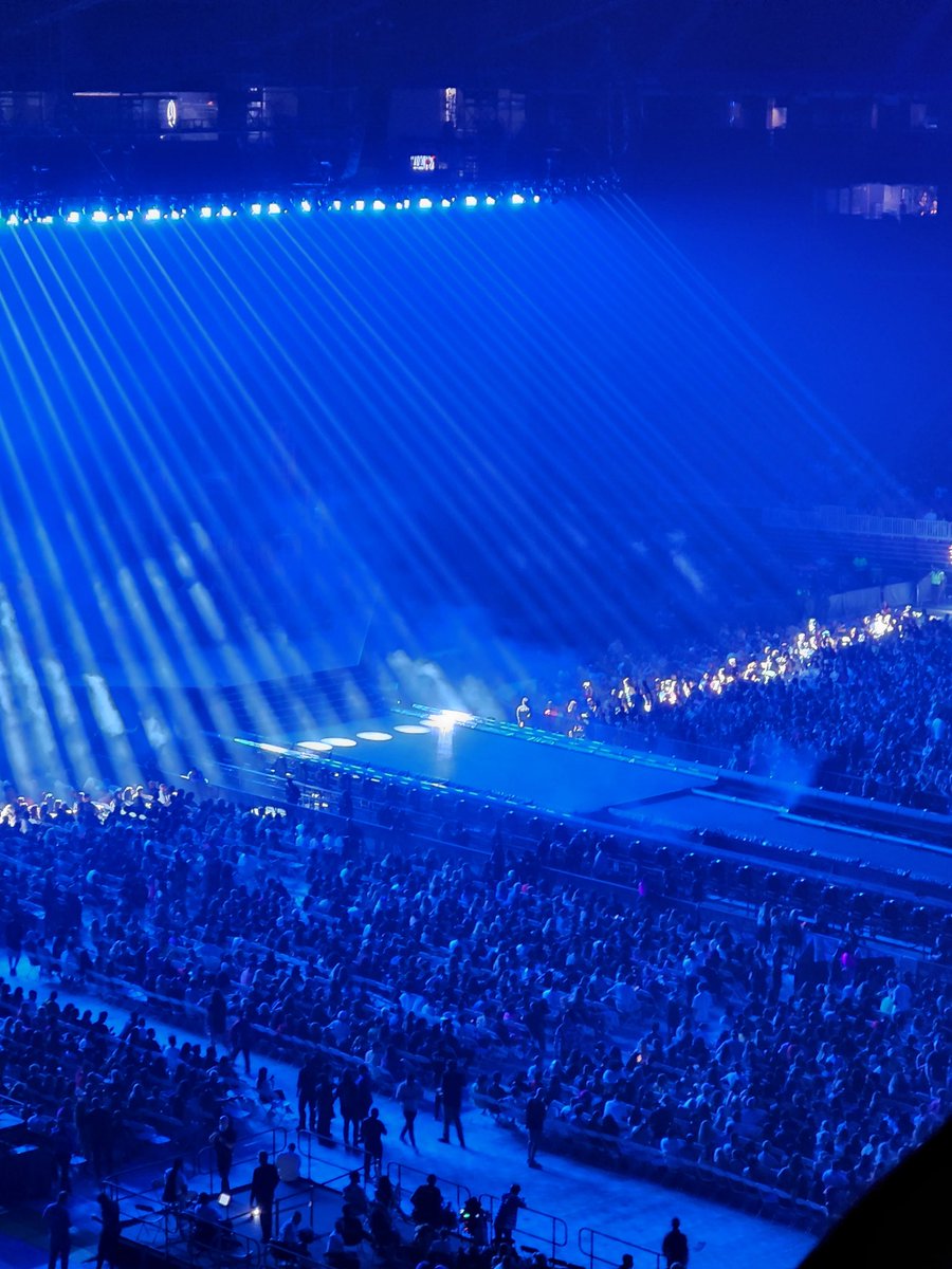megc79's tweet photo. Love this blue lighting.  Zen feeling 
#AfterHoursTilDawnTour https://t.co/ISFP2HA978