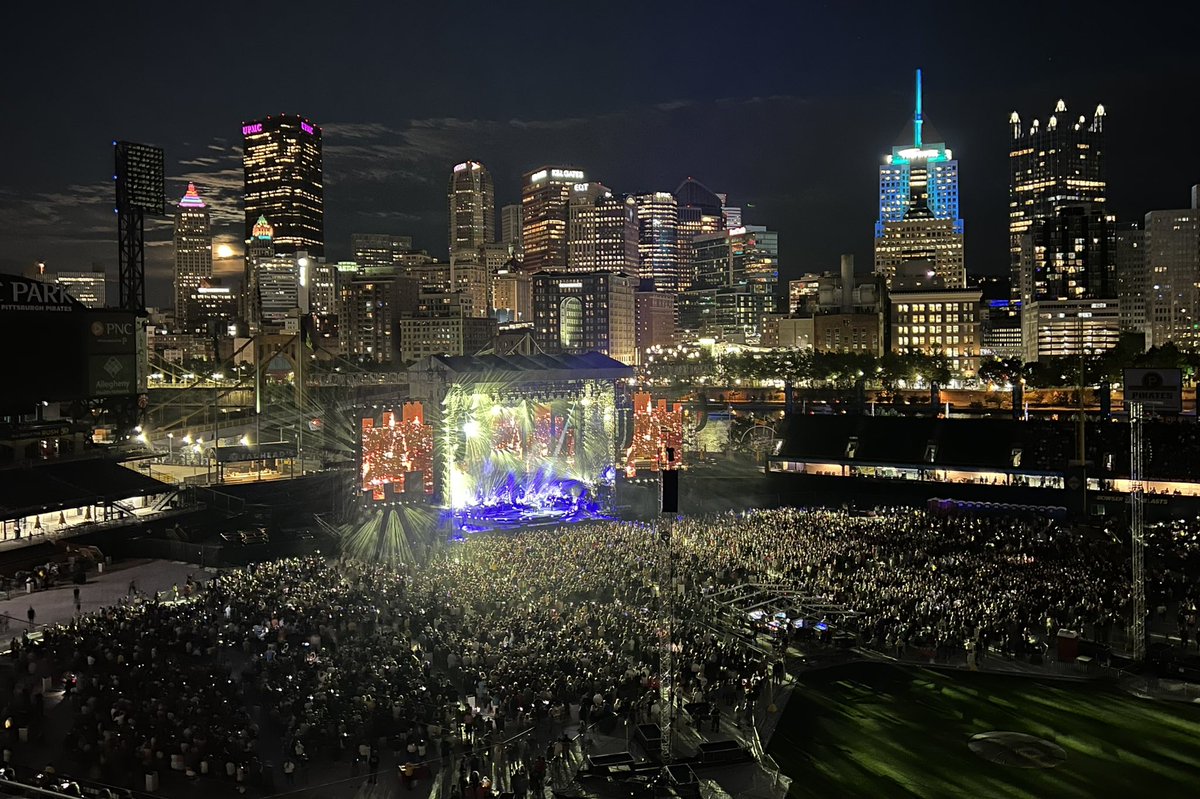 DaveDiCello's tweet photo. Billy Joel. 

Downtown #Pittsburgh.  

A full moon. 

What a night. https://t.co/2nMsfJSDZ4