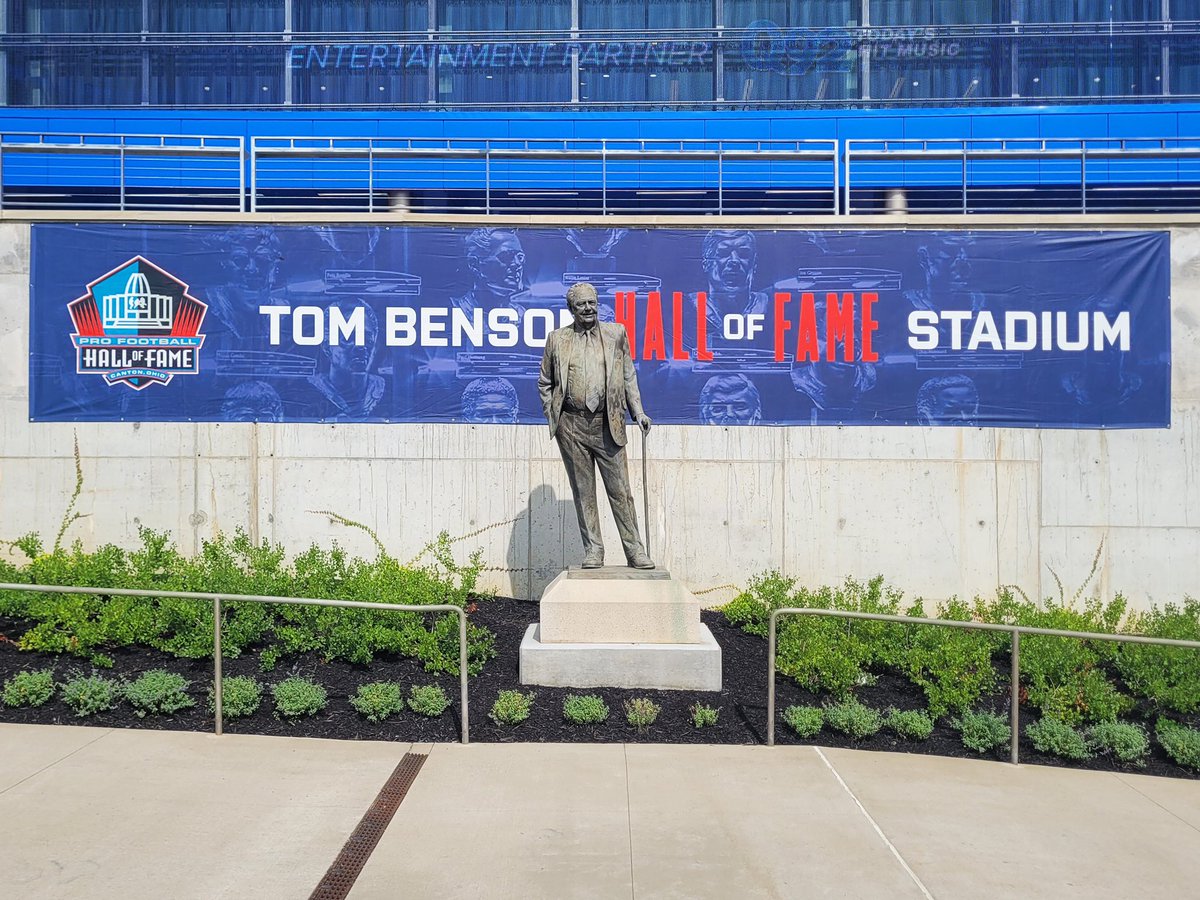 TheSGway's tweet image. #tbt to last week’s Pro Football Hall of Fame Enshrinement Week in Canton, Ohio. 

The SG team branded this special week of events throughout campus, hotels, airports and stadium. 

Congratulations class of 2022. #pfhof22 #thesgway