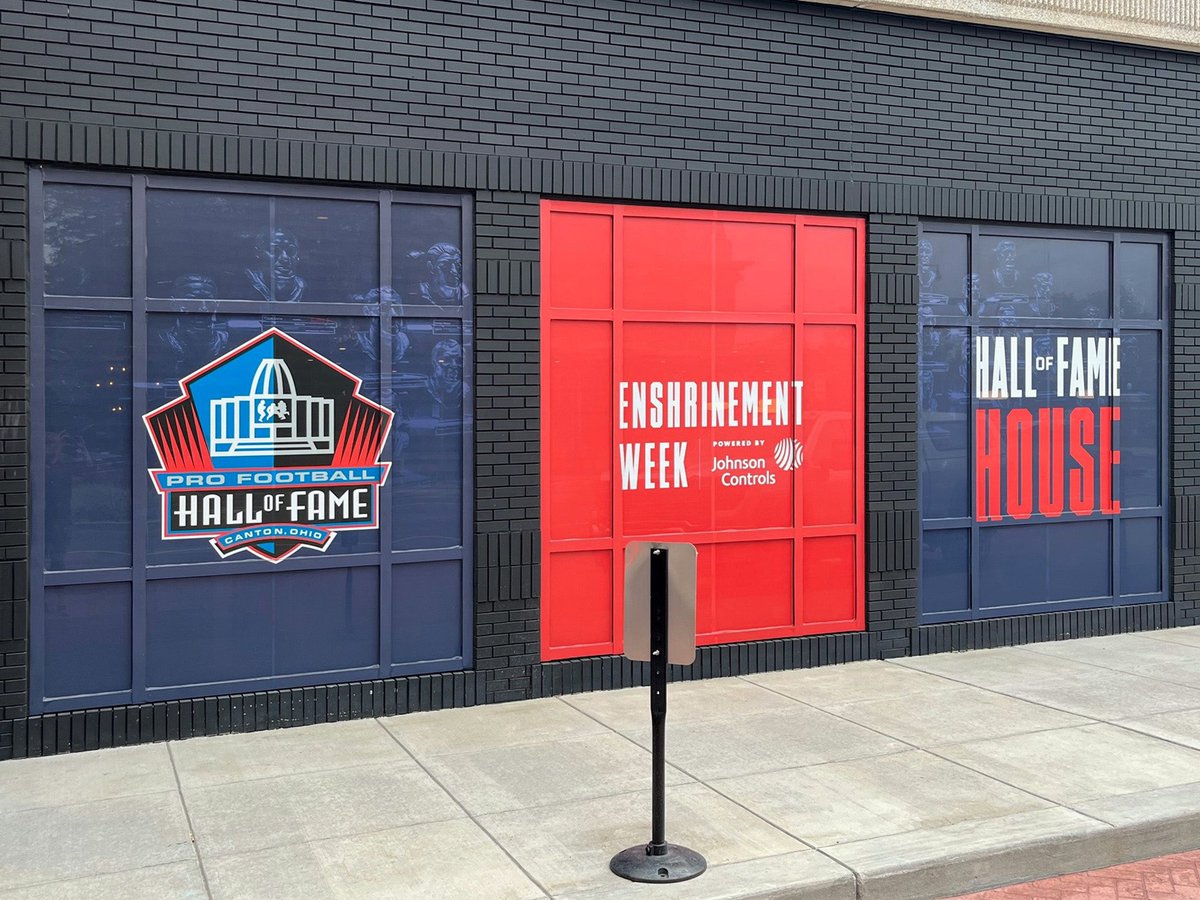 TheSGway's tweet image. #tbt to last week’s Pro Football Hall of Fame Enshrinement Week in Canton, Ohio. 

The SG team branded this special week of events throughout campus, hotels, airports and stadium. 

Congratulations class of 2022. #pfhof22 #thesgway