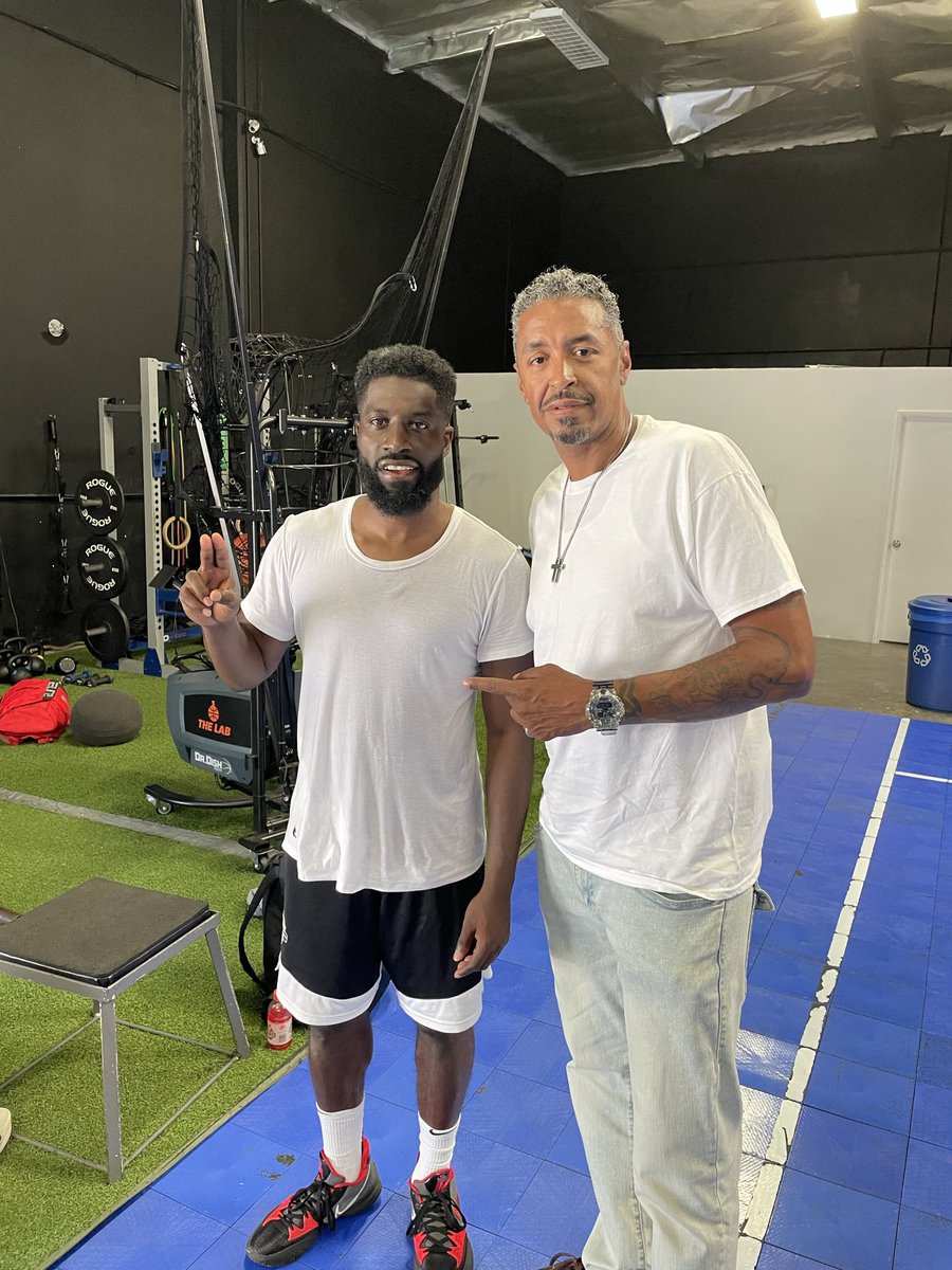 Look who I ran into at the LAB… How cold was Olujimi Mann? <a href="/RonMFlores/">Ronnie Flores</a> <a href="/FrankieBur/">Frank Burlison</a> <a href="/crowezone5/">Jason Crowe</a> <a href="/JHart_1825/">Jason Hart</a> <a href="/BaronDavis/">Baron Davis</a> <a href="/PointForwardPro/">KJ</a> <a href="/Ryan_Bailey21/">Ryan Moose Bailey</a> <a href="/realrun/">DeAnthony Langston</a>