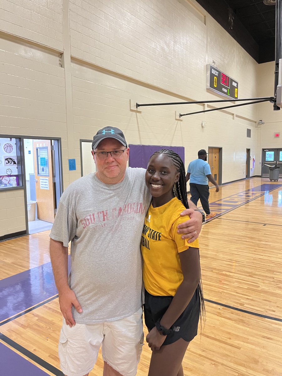When your former player comes to practice to work with your girls, you make her take a picture with you! Thank you ⁦⁦<a href="/GeneralTy12/">Ty'Liyah Hardeman🥎</a>⁩ for coming out today before you head back to KSU! Love you kiddo!