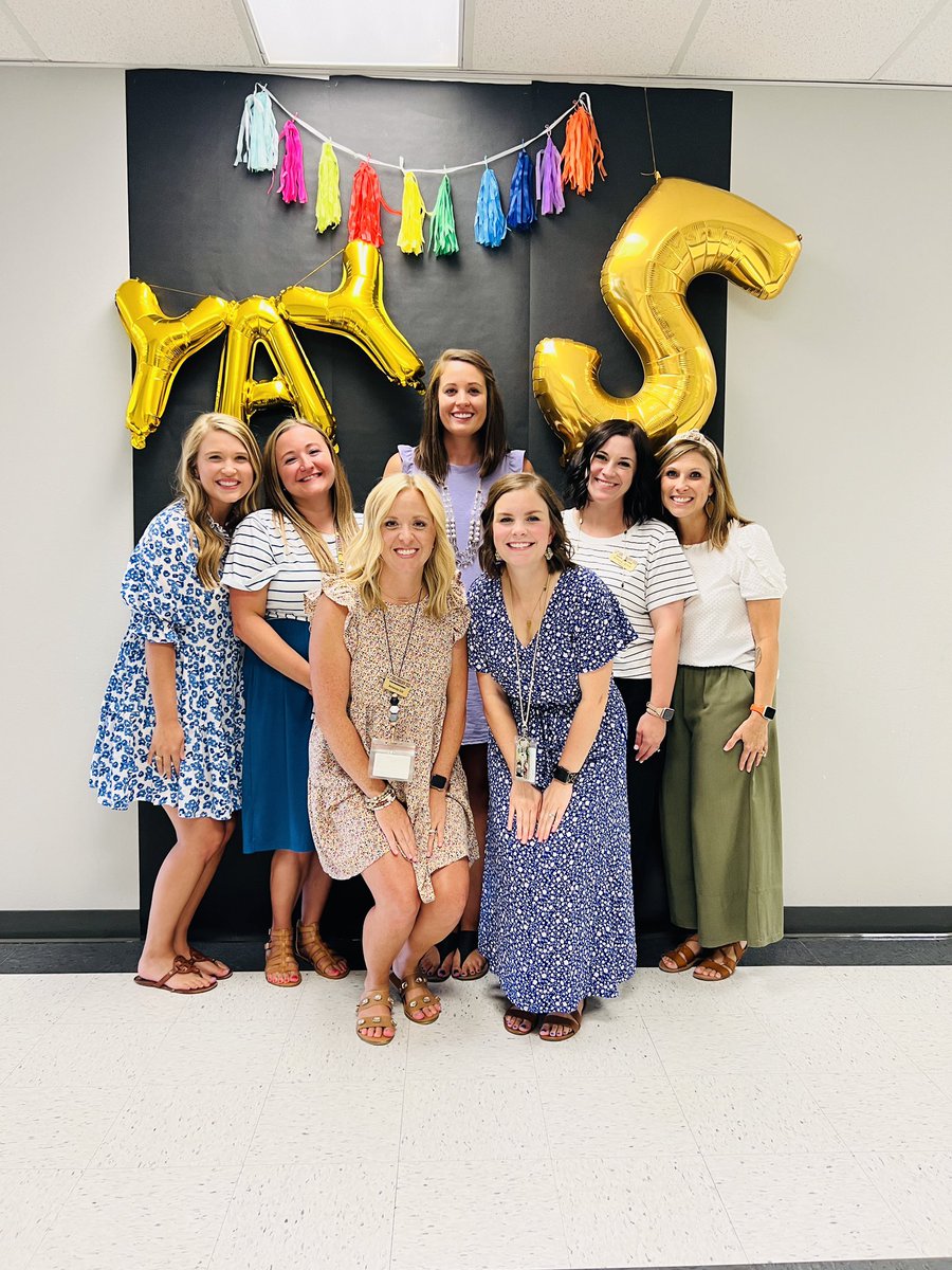 LOVED meeting our incoming 5th graders tonight with this incredible team! #aesmakeyourmark <a href="/StaciMills18/">Staci Mills</a> <a href="/MrsGillAES/">Amanda Gill</a> <a href="/mrs_stubby5/">Hannah Stubby</a> <a href="/MrsAllenAES/">Mrs. Aubrey Allen</a> @Mrs.Lovins <a href="/MrsKemperAES/">Crystal Kemper</a>