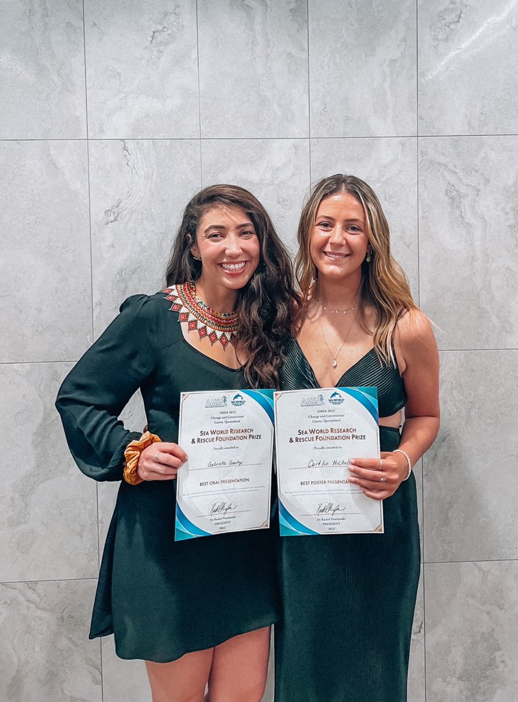 caitlinicholls_'s tweet photo. So incredibly honoured to have received the SeaWorld Research and Rescue Foundation Prize for best poster presentation at #AMSA22, and even more special to have @gabrielle_genty taking out the best oral presentation! @CEBELresearch @FlindersMarine @FlindersCSE  #WomenInSTEM https://t.co/jijVOXmbLu