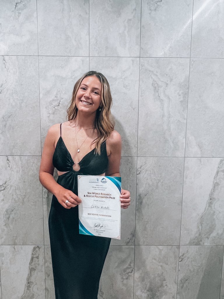 caitlinicholls_'s tweet photo. So incredibly honoured to have received the SeaWorld Research and Rescue Foundation Prize for best poster presentation at #AMSA22, and even more special to have @gabrielle_genty taking out the best oral presentation! @CEBELresearch @FlindersMarine @FlindersCSE  #WomenInSTEM https://t.co/jijVOXmbLu