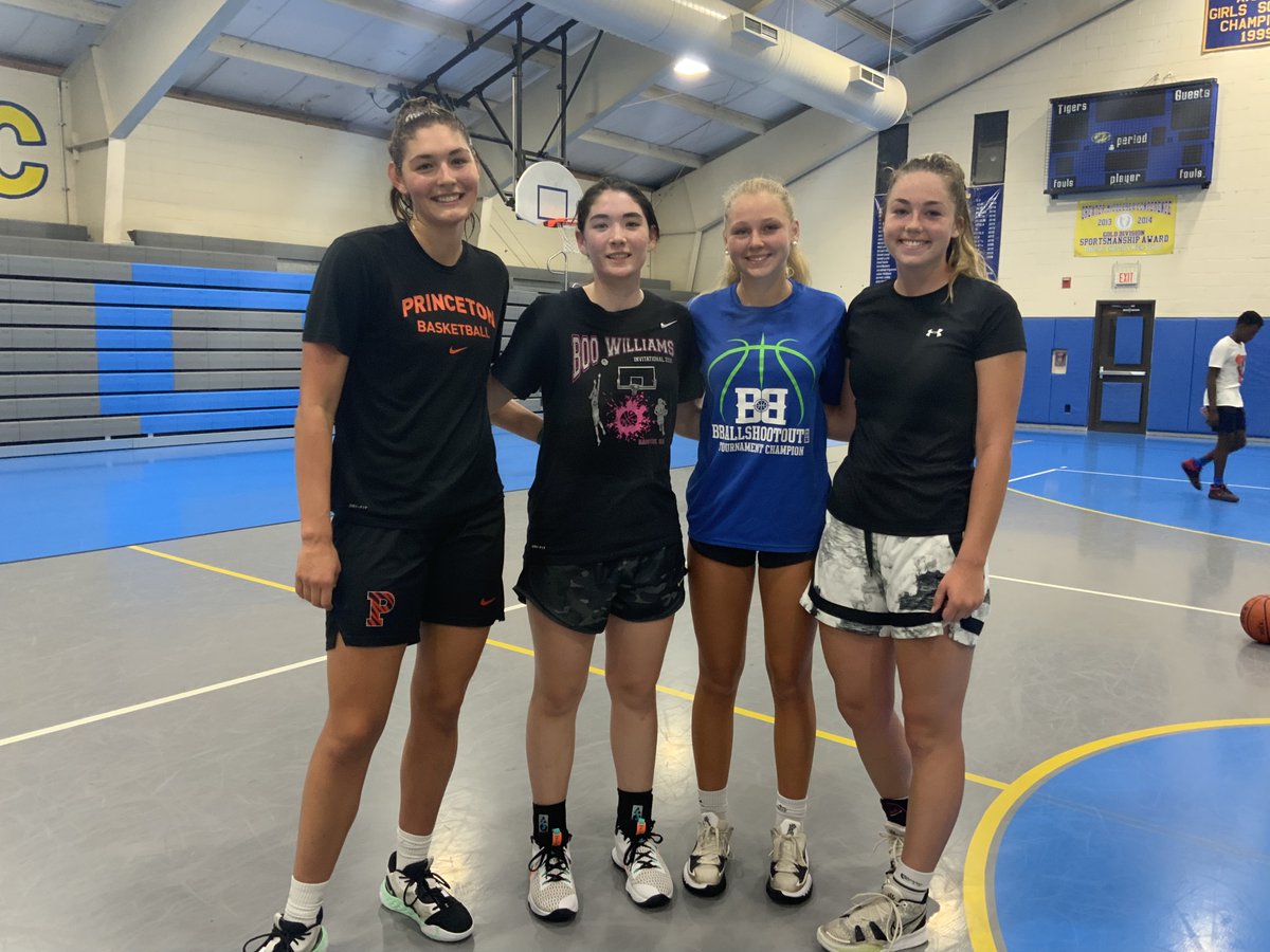 ushoops's tweet photo. If U made these pics, U got better today. You faced adversity & challenge; but U got a lot better!
Best workout #Sum22~at least until tomorrow🤔💖?
@paige_morton_ @EllaKreuzer @RileyAllen17 @kenzie_selvaggi @imurray710 @gracekinum @sarahhughes2023 @licari_kyra5 @ryanntaylor_ ? https://t.co/qG9IUhj6YP