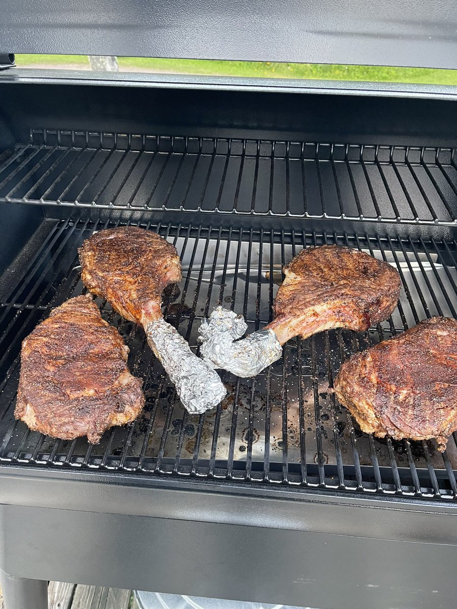 stevepitoscia7's tweet photo. The debate between Bone-in and Boneless raged yesterday at my house.  I made the executive decision that there was only one way to decide this!
#bringingatomahawktoaknifefight https://t.co/it0DB0uaPa