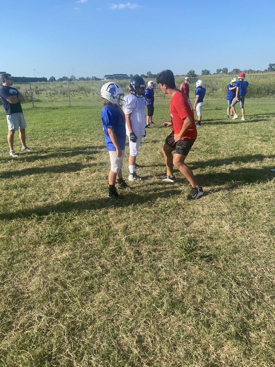 BixbySpartanFB's tweet photo. Thanks to @cowboychreesh @LukeHasz5 @DylanHasz @cale_fugate @connorwkirby @jakebsnyda16 @EvanMcClure17 @DezTraylor for coaching up Bixby 7th grade Blue! #Selfless https://t.co/aCmrBK5KeS
