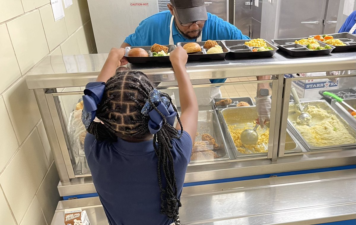 QCE_Library's tweet image. First day of school lunch @QCE_Library @QuailCreek_E @OKCPS was a success!