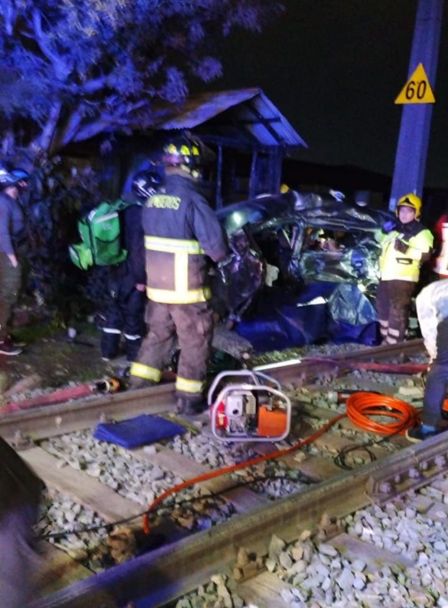 RadioNuble's tweet photo. Cruce Parque Lantaño con Ñuble Rupanco colision de tren con automóvil deja una persona fallecida y un lesionado de gravedad, equipos de emergencia en el lugar, información en desarrollo .jm. https://t.co/GtG1fzjO3d