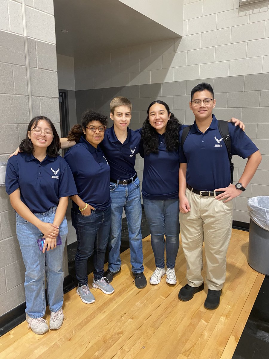 HMSTigerAth's tweet photo. Thank you Cy Fair HS AFJROTC for volunteering tonight at Tiger Express! You made tonight so special for our Tiger Family! #BringingOutTheBest #HamFam #TigerExpress https://t.co/pU1oVFjy8R